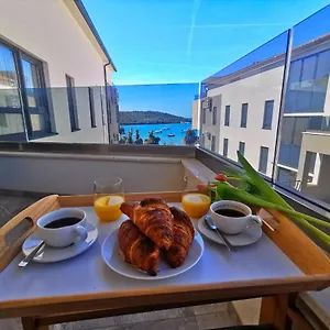 Black Pearl - Luxury Seaside App With Pool & Bbq, Istra Apartment Banjole